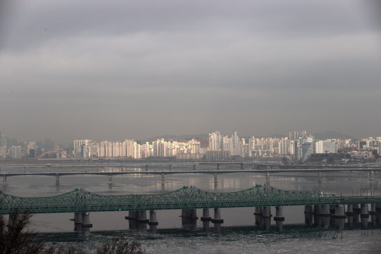 전국 흐리고 미세먼지 나쁨  전국이 대체로 흐리고 곳곳에 비나 눈이 예보된 15일 오전 서울 동작구 용봉정 근린공원에서 바라본 서울 하늘이 흐리다. 연합